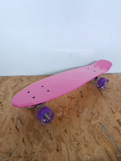 Skateboard Fiszka SVÍTÍCÍ kola RŮŽOVÁ